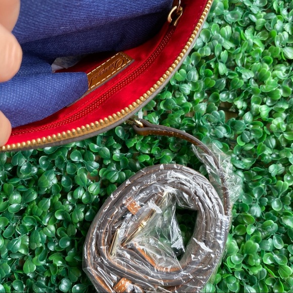 Dooney and Bourke convertible crossbody bag - Picture 3 of 5